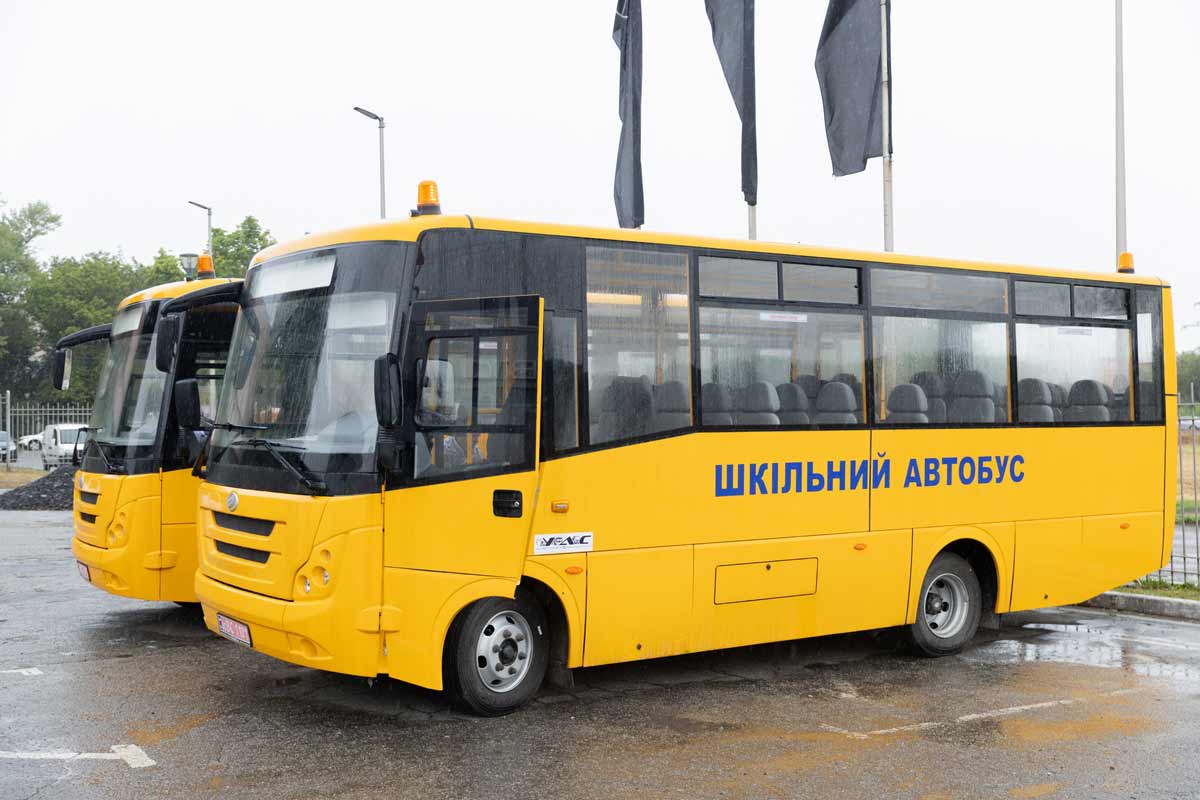 новий шкільний автобус